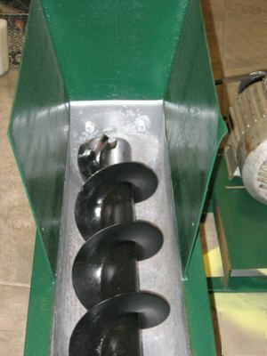 Feed screw used in pellet mill application