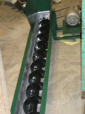 Feed screw used in pellet mill application