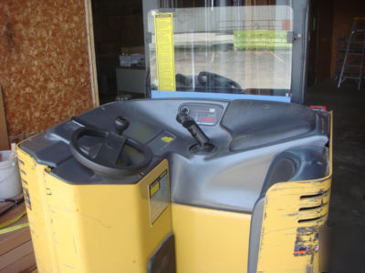 Caterpillar NRR35P reach truck forklift with charger