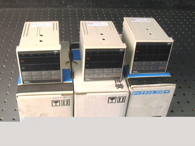  B27727 [3] fuji PYZ7 temperature controllers * *