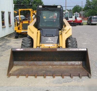 New john deere 332- low hours & tires, bucket included