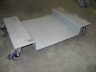 Rolling platform w/ locking wheels 3'1