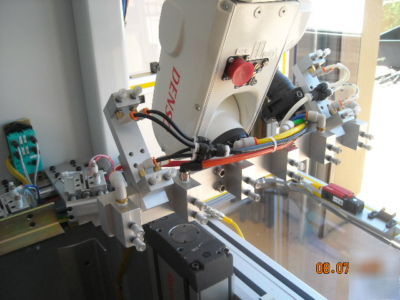 Distech DS1100 portable robotic cells with denso robot